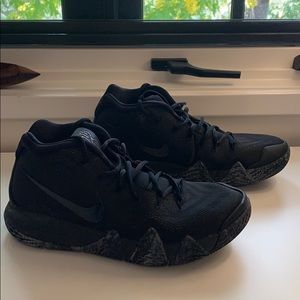 Kyrie 4 ‘triple black’ 11 M